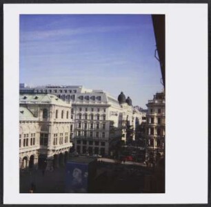 Blick in die Kärntner Straße in Wien, links die Wiener Hofoper