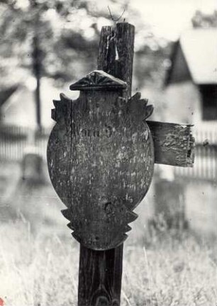 Hölzernes Grabkreuz in Sprey : Bildende Volkskunst - Holz. Ort: Sprjowje / Sprey. Hölzernes Grabmal.