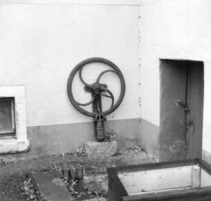 Weißig (bei Großenhain). Wasserpumpe am Stationsgebäude