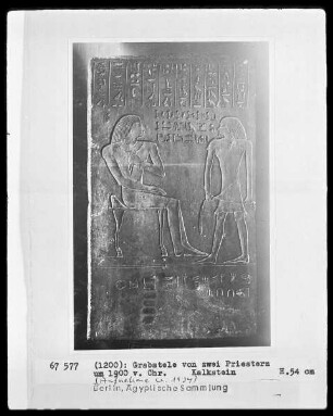 Grabstele von zwei Priestern