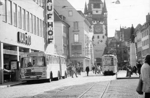 Freiburg: Kaiser-Joseph-Straße in der Fußgängerzone mit Omnibus und Straßenbahn