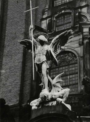 St. Michaelsstatue über dem Portal der St. Michaelskirche in Hamburg
