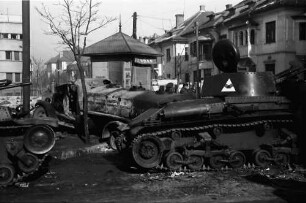 Bukarest: SOS Bonaparte: Barrikaden, Autos und Tanks [Panzer], Nähe mit ausgebranntem OSIN-Wagen, Straße Roma Ecke