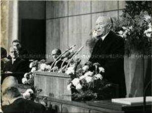 Konrad Adenauer erhält die Ehrenbürgerwürde Berlins