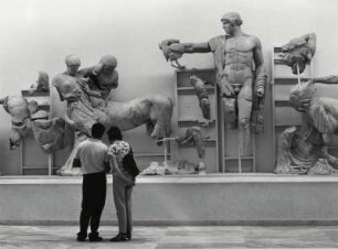 Im Museum Olympia mit den Figuren des Zeustempels