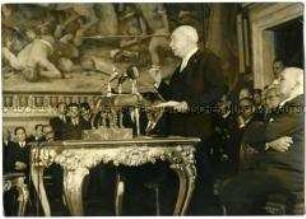 Bei seinem Staatsbesuch in Italien erhält Bundespräsident Heuss ein Geschenk des römischen Bürgermeisters