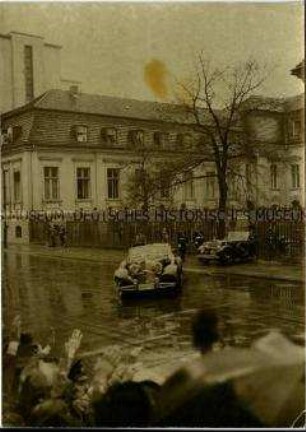 Adolf Hitler auf dem Weg zum Reichstag
