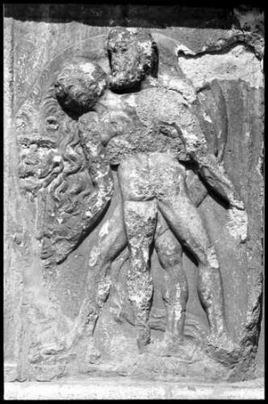 Spittal: Relief am Portal des Schlosses Porcia