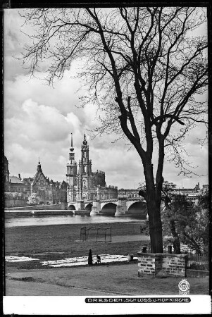 Dresden, Blick vom Neustädter Elbufer auf Schloss und Katholische Hofkirche