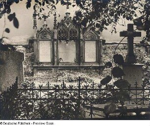 Wandgrabmal (19. Jh.) auf einem Friedhof