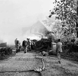 Gut Altfresenburg: Brand des Bullenstall: Löscharbeiten, dahinter das brennende Gebäude