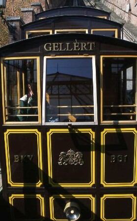 Budapest - Standseilbahn : Waggon der historischen Standseilbahn zum Gellertberg. Aufgenommen in Budapest 2001