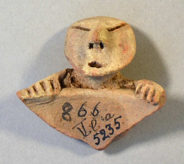 Figurine en argile (fragment de récipient)