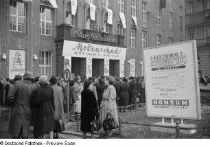 Besucher vor dem Ring-Messehaus