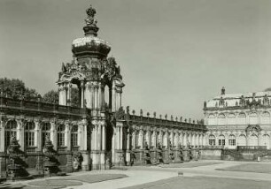 Dresden, Zwinger : Dresden. Zwinger. Zwingerhof nach Südwesten mit Kronentor, Langgalerie und einem Teil des Mathematisch-Physikalischen Salons