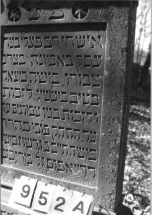 Grabstein 952 (Index: 99753142) Material: Sandstein Zustand: Sockel abgeblätt/Textverl/sonst gut Maße HxBxT: 138x67x14 cm Beschreibung: Stele, getreppt. Sockel, Abdeckplatte, rechteck. Schriftfeld eingetieft Symbolik: gestelztes Rundbogenfries, Blüten: Grabstein 952A