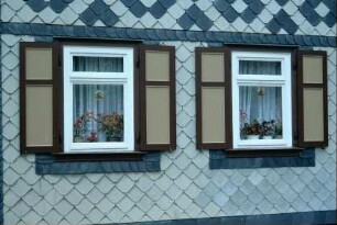 Detail einer Hauswand; Fenster mit Fensterläden