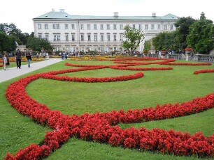 Salzburg - Schloss Mirabell : Blumenrabatten vor dem Mirabell-Schloss. Aufgenommen in Salzburg am 22. Juli 2011