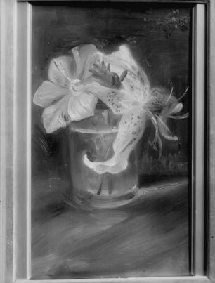 Wasserglas mit Lilie und Clematis