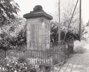 Denkmal für die Gefallenen des 1. Weltkrieges : Denkmal für die Gefallenen des 1. Weltkrieges. Sandstein (nach 1918). Oberschöna-Langhennersdorf, Hauptstraße