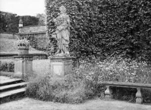 Barockgarten Großsedlitz : Barockgarten Großsedlitz. Sandsteinskulptur "Pomona mit Fruchtkorb auf dem rechten Arm"