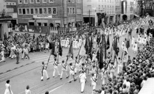Freiburg: Festzug der Turner; Fahnenträger der Markgräfler; von oben