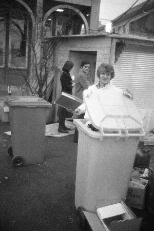 Inbetriebnahme von 50 neuen Mülltonnen der städtischen Müllabfuhr in den Stadtfarben Gelb und Rot