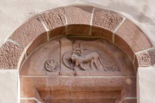 Rundbogenfenster mit Tympanon und Vierpass — Tympanon