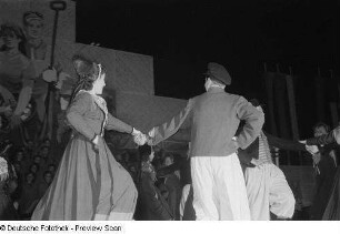 Personen bei einer Tanzvorführung auf der Leipziger Herbstmesse 1954