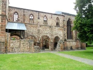 Totenkirche (Romanische Gründung)-Langhaus über Traufseite Süd mit Obergadenfenstern und Arkadenbögen (Seitenschiff Süd abgetragen) sowie Chor im Osten (Gotisch überarbeitet)