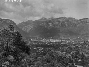 Sóller : Die Stadt Sóller von einem Olivenhain südlich von Fornalutx aus gesehen
