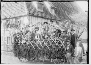 Fasnacht Krauchenwies 1928; Kindergruppe auf einem Umzugswagen