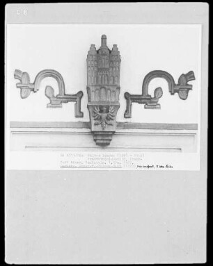 Fensterschlussstein mit Darstellung des Frankfurter Römers