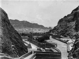 Wasserreservoire von Aden : Ein Wasserreservoir der Stadt Aden. Im Hintergrund Häuser der Stadt und die Ränder des Vulkankraters.