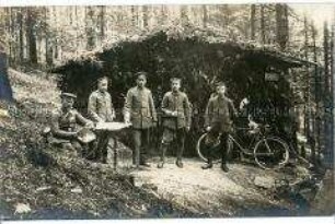 Soldaten vor Hütte im Wald
