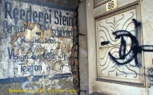 Beschmierte Häuser im Zentrum der Stadt Brandenburg August 2002