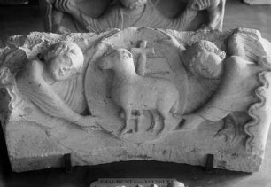 Fragment einer Archivolte: Agnus dei im Medaillon, von Engeln gehalten, von der Fassade von Notre-Dame in Paris