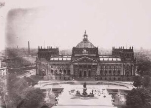 Berlin, Reichstagsgebäude : Berlin. Reichstagsgebäude. P. Wallot. Ansicht von Westen mit Nationaldenkmal für Fürst Otto von Bismarck (R. Begas)