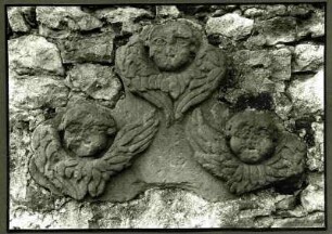 alter Friedhof. Reste eines Grabsteines