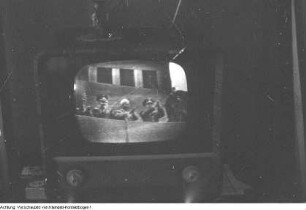 Fernsehabend in einem Klub der Volkssolidarität. Sendung über den Empfang des Kosmonauten Gagarin, 1961