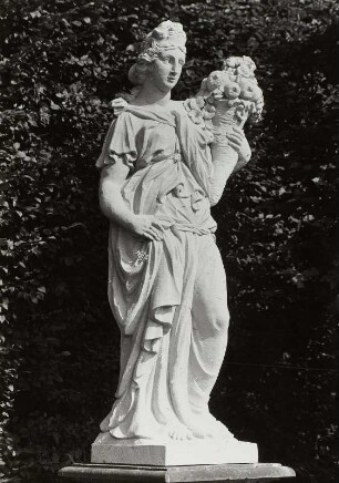Pomona mit Füllhorn : Pomona mit Füllhorn (Kopie). Sandstein. 1. Hälfte 20. Jahrhundert. Heidenau-Großsedlitz, Barockgarten Großsedlitz