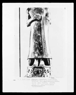 Statue des Our-Ninairsau, zu seinen Füßen tributbringende Fürsten