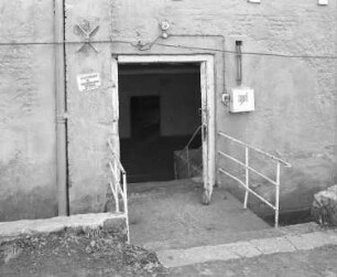 Dresden-Hellerberge, Königsbrücker Straße (südlich der Einmündung Moritzburger Weg). Ehemalige Kaserne der Sowjetarmee. Halle. Eingang mit abwärts führender Treppe. Ansicht von außen