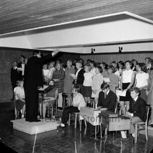 Matthias-Claudius-Schule: Marktstraße: Erweiterungsbau: Einweihung: Festakt in Pausenhalle: Schulchor bei musikalischer Darbietung, davor Instrumentalgruppe: Dirigent auf Podest: an Decke großes Oberlicht, 7. Oktober 1967
