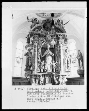 Hochaltar mit 3 Statuen: Hl. Bartholomäus, Hl. Nikolaus von Myra, Hl. Jakobus d. Ä.