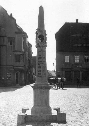 Neustadt in Sachsen, kursächsische Postmeilensäule auf dem Marktplatz
