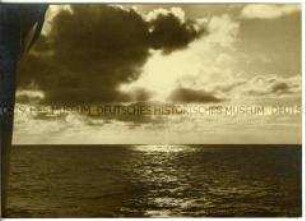 Dunkle Wolke über dem ruhigen Meer