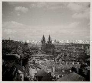 Das hunderttürmige Prag, Blick vom Pulverturm auf die Altstädter Dächer, Prager Burg und St.-Veits-Dom