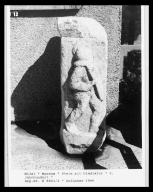 Grabstele mit Gladiator
