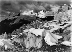 Die Viluyo Gruppe : Blick auf die Viluyo Gruppe vom Ancohuma Gletscher aus. Im Vordergrund Eisformationen des Gletschers.